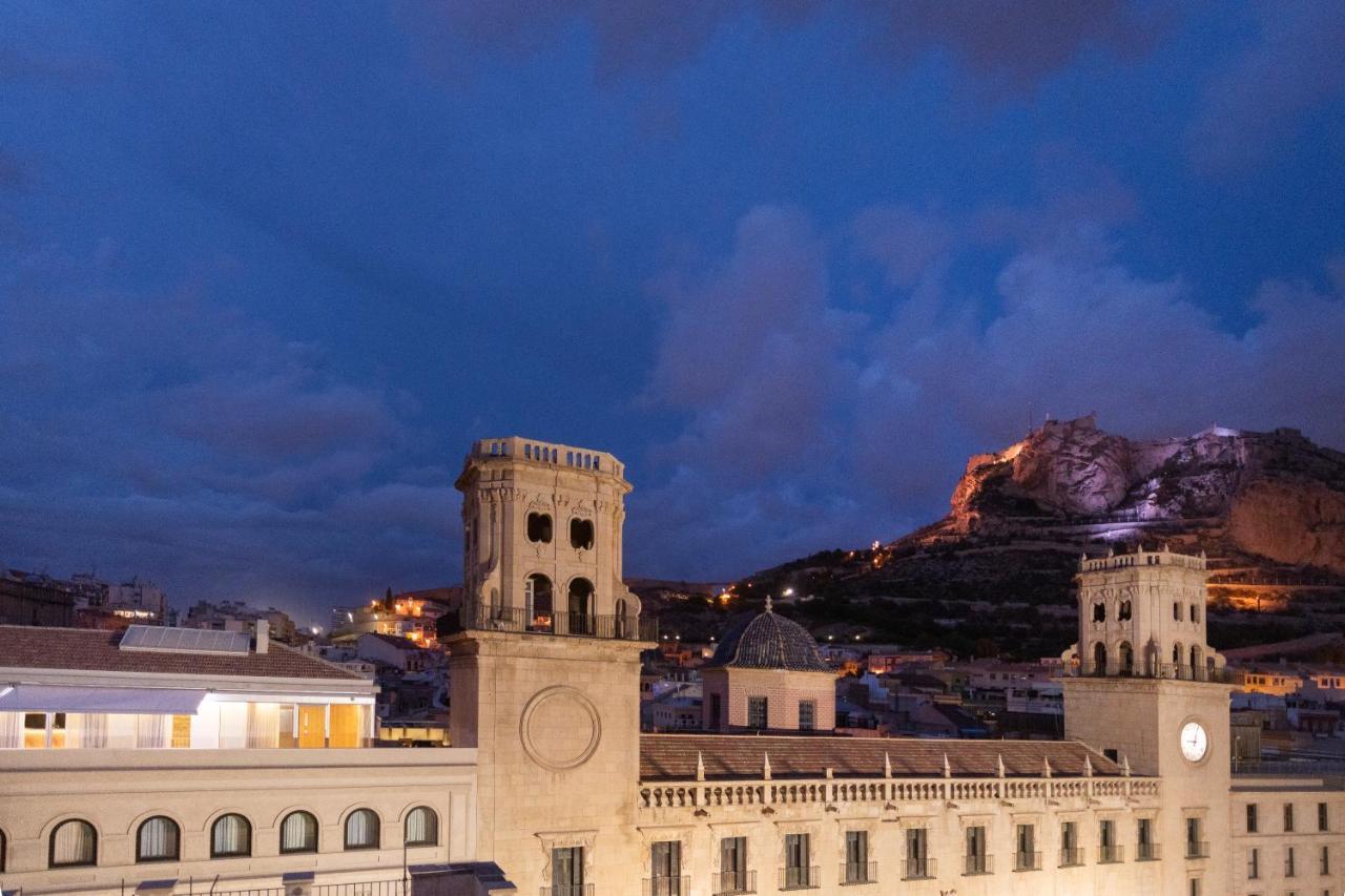 Eurostars Portico Alicante Exterior foto The Rock of Gibraltar at night