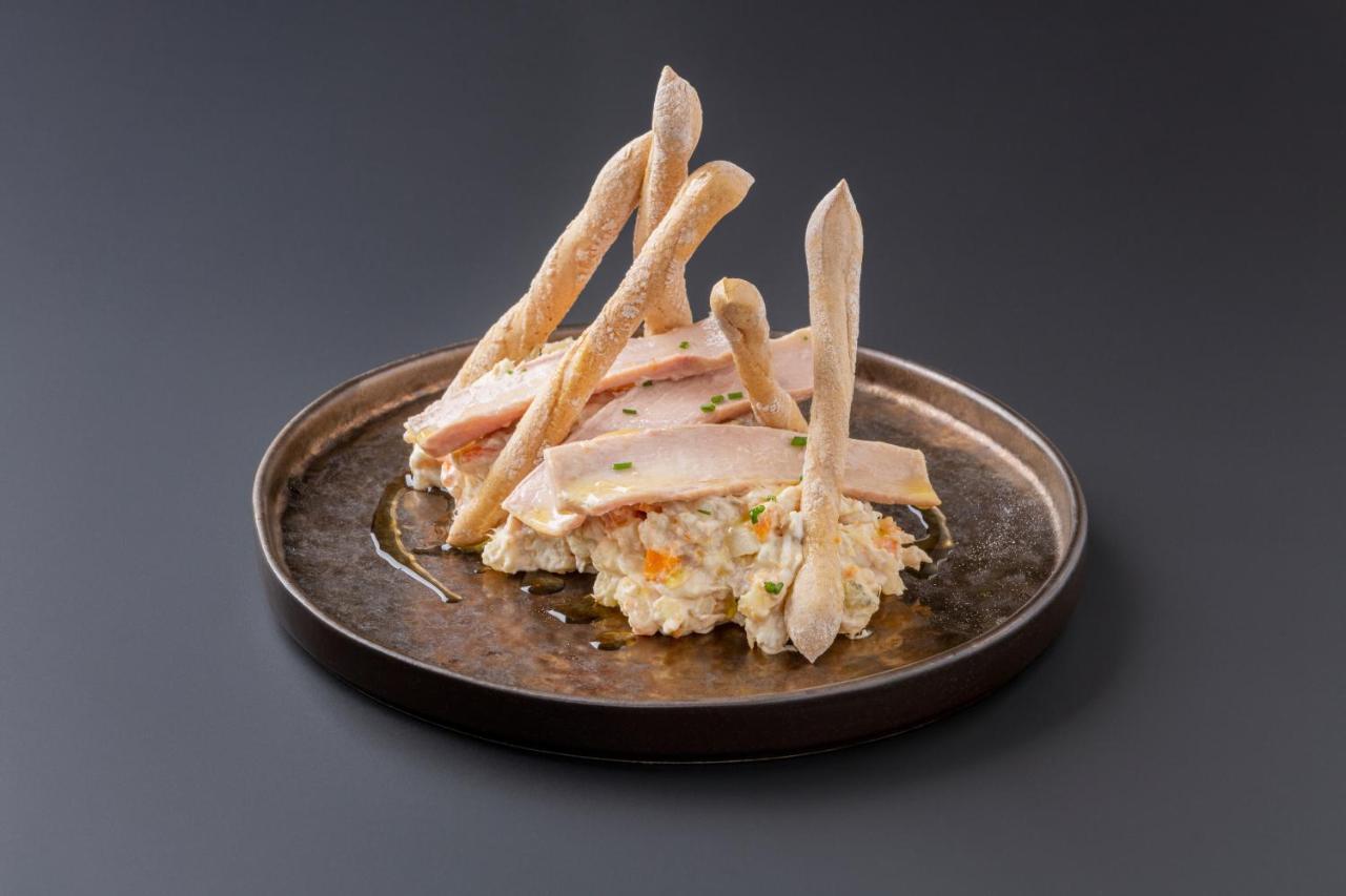 Eurostars Portico Alicante Exterior foto A plate of chicken and potato salad