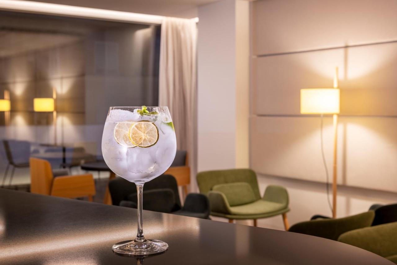 Eurostars Portico Alicante Exterior foto A glass of G'Vine Floraison with tonic water
