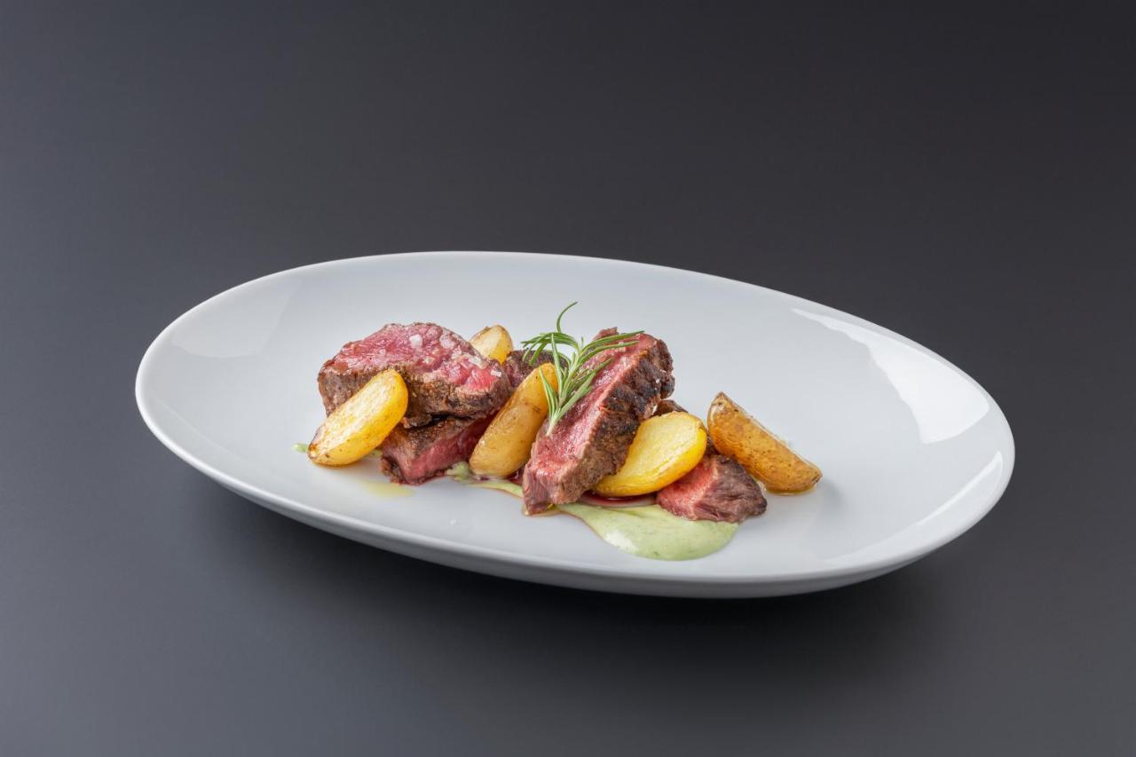 Eurostars Portico Alicante Exterior foto A steak with potatoes